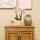 Colibri Orchidées Ensemble de plantes vintage rose Plantes vertes avec orchidée Phalaenopsis rose dans des pots décoratifs vintage roses et plateau en bambou